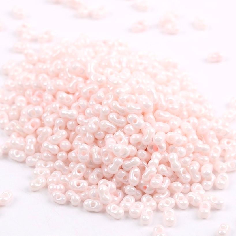 Бісер скляний у формі арахісу FARFALLE 6х4х3,2 мм 10 г Рожевий опал блискучий (БР0604а23)