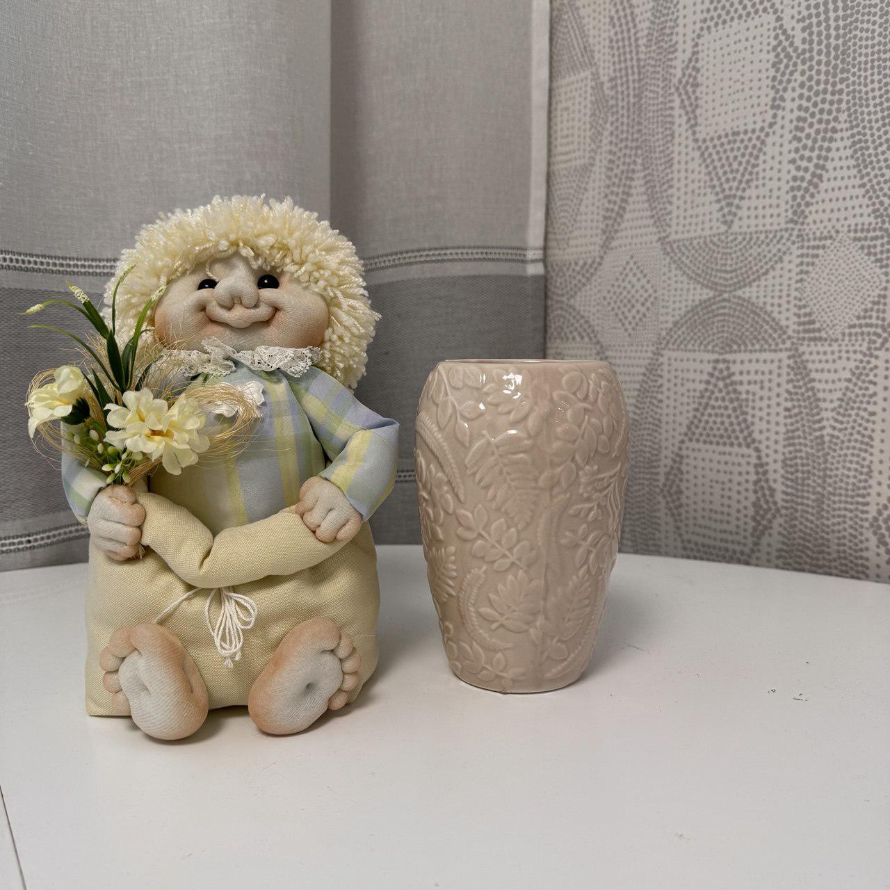 Ваза керамічна з витисненим орнаментом Бежевий (AWN-00464) - фото 2 Ваза керамічна з витисненим орнаментом Бежевий (AWN-00464) - фото 2