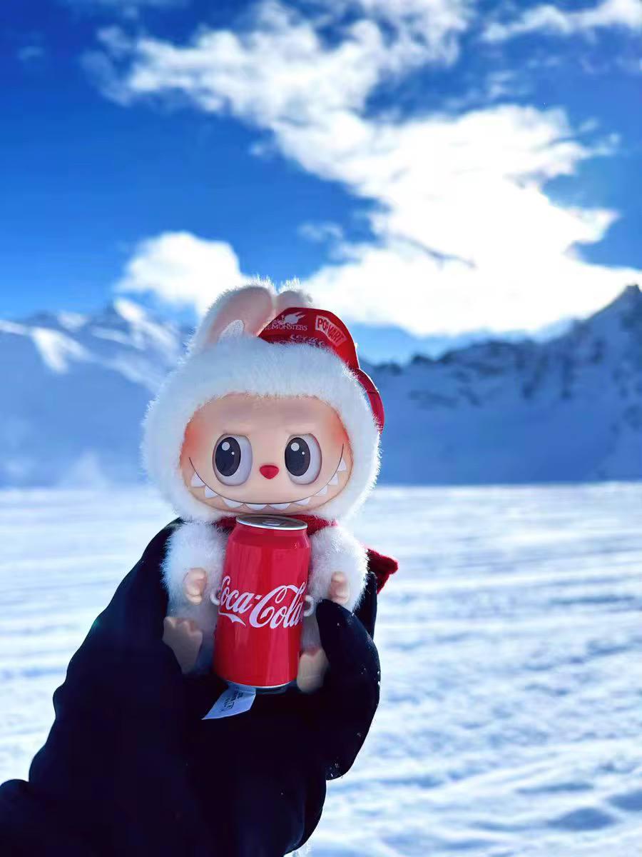 Мягкая игрушка-брелок Labubu Coca Cola банка - фото 2 Мягкая игрушка-брелок Labubu Coca Cola банка - фото 2