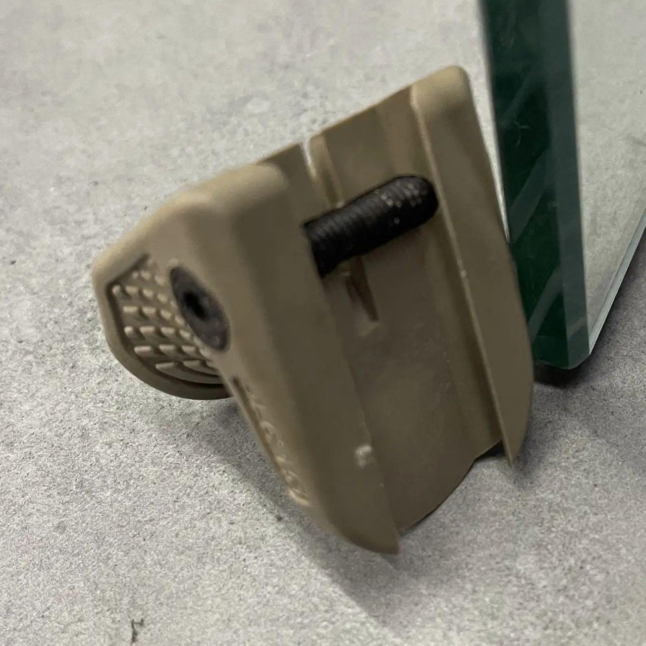 Рукоятка переноса огня DLG Tactical DLG-151 на Picatinny упор на цевье с гнездом для QD антабки Койот (242841) - фото 4 Рукоятка переноса огня DLG Tactical DLG-151 на Picatinny упор на цевье с гнездом для QD антабки Койот (242841) - фото 4