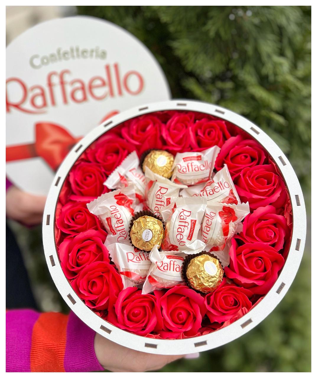 Подарунковий бокс жіночий Святковий солодощі та троянди з мила Червоний (22656838) - фото 2 Подарунковий бокс жіночий Святковий солодощі та троянди з мила Червоний (22656838) - фото 2