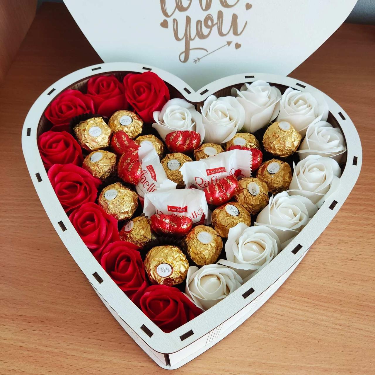 Подарочный бокс сердце с конфетами и розами для девушки (ar66)