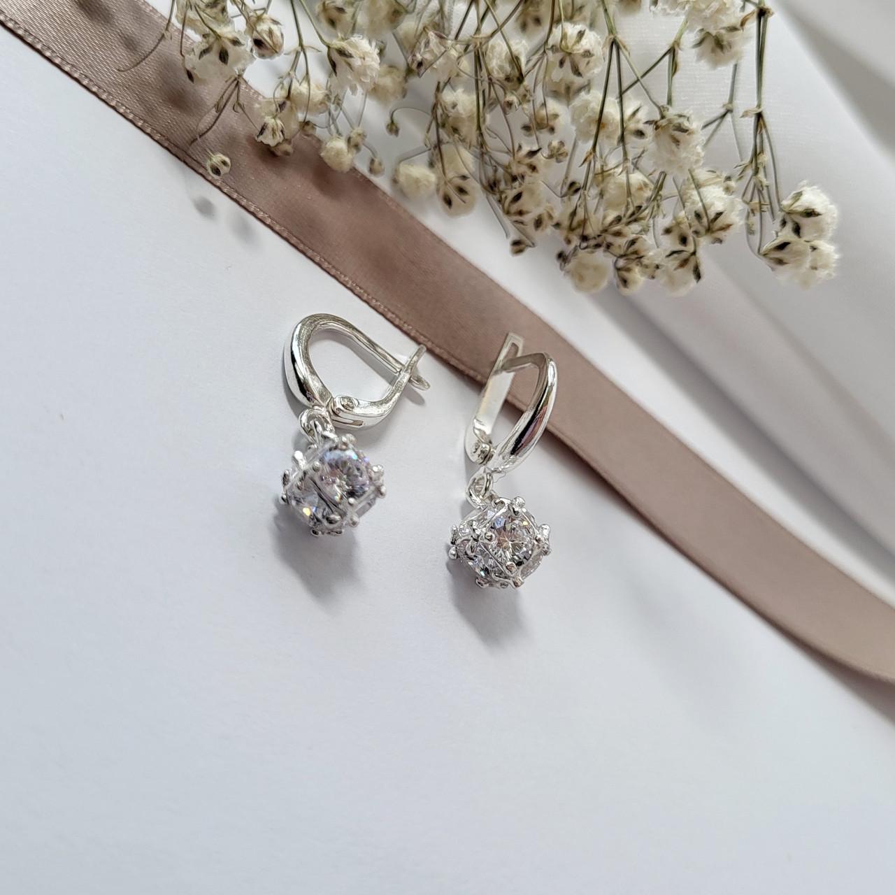 Серьги с подвеской шарик в белых камнях серебро 925 пробы родированное 4,20 г (56093р)