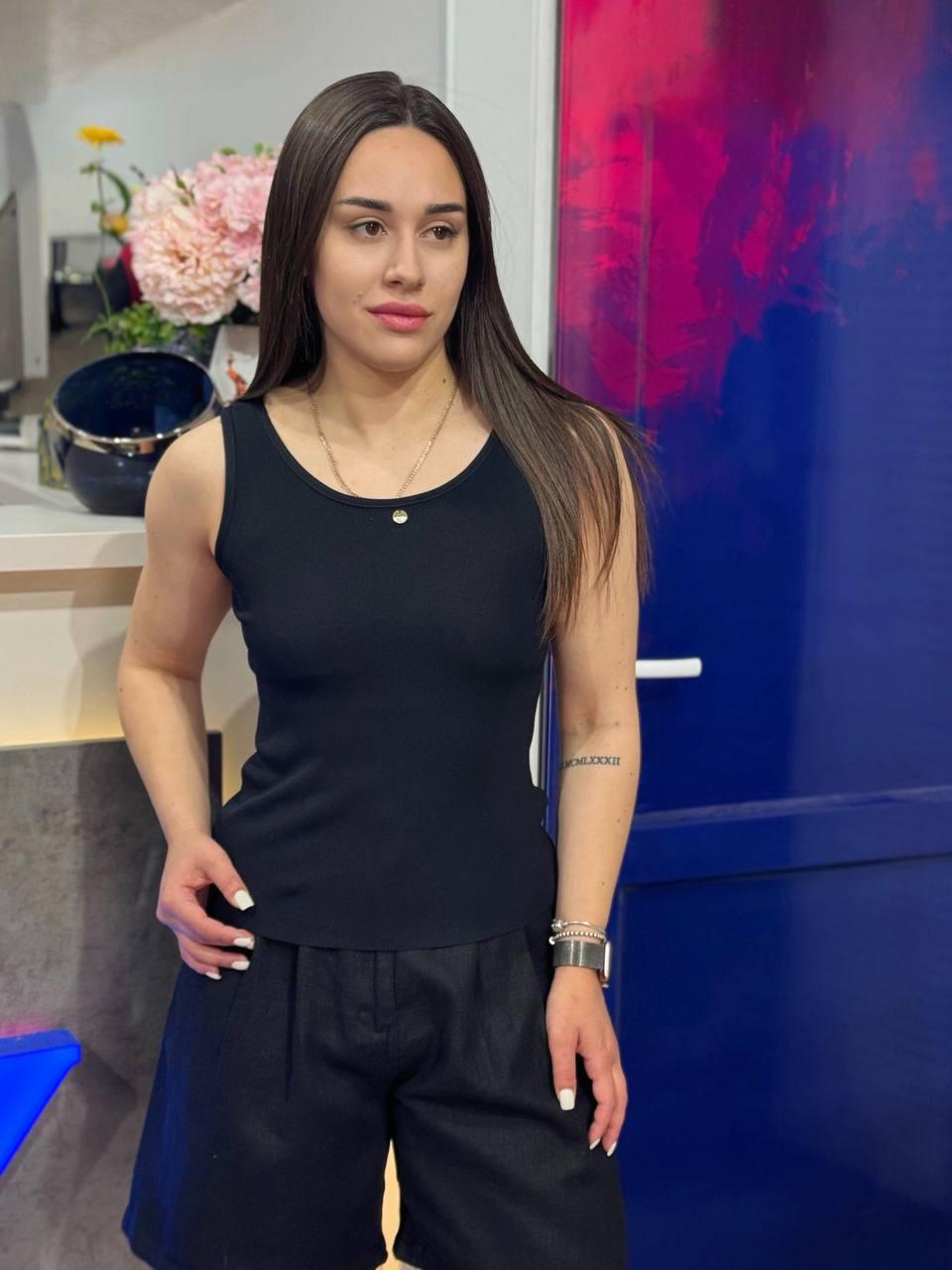 Майка жіноча A-N 2295 в рубчик з кулоном OS Чорний (26404728) - фото 1 Майка жіноча A-N 2295 в рубчик з кулоном OS Чорний (26404728) - фото 1