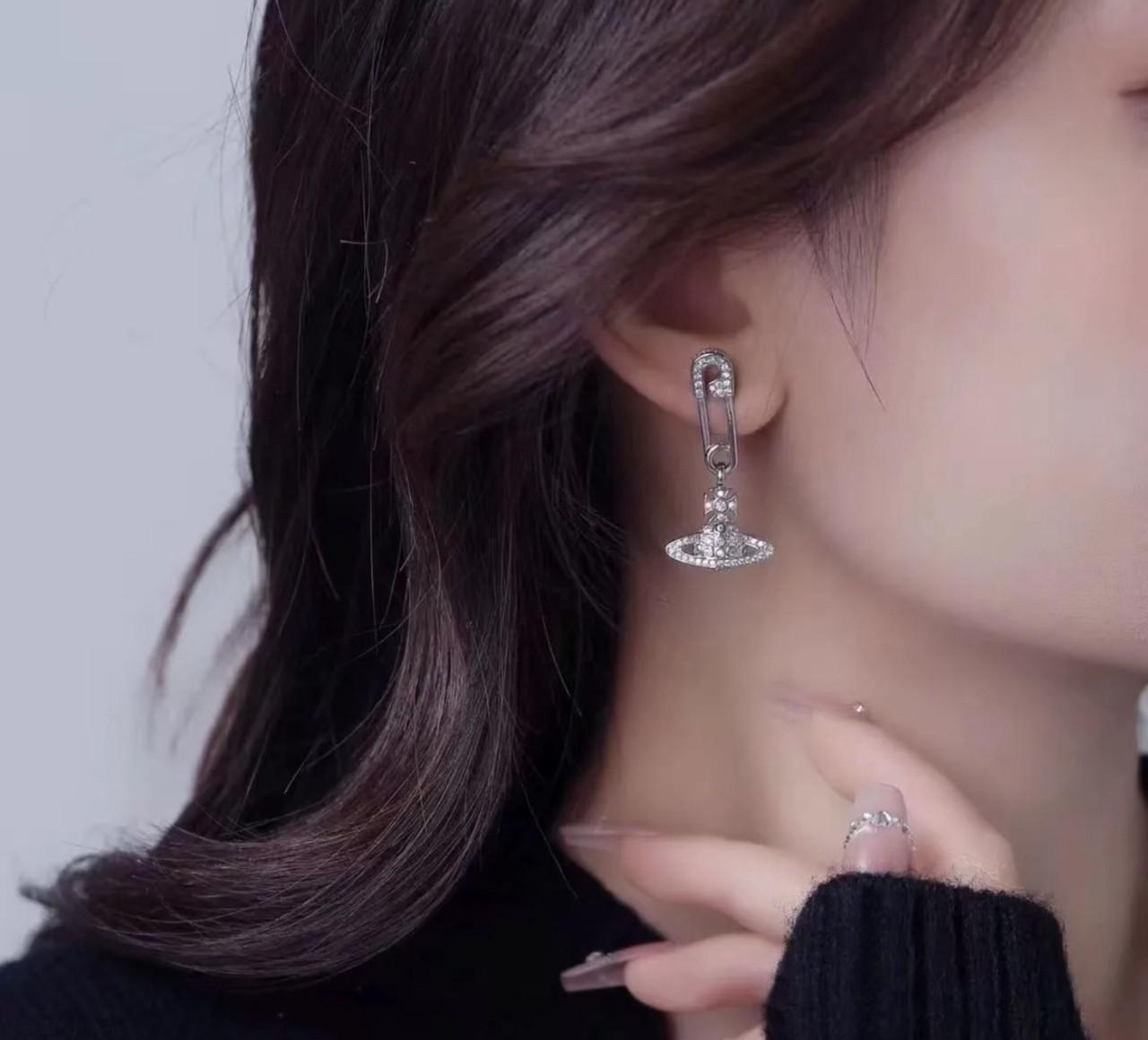 Серьги женские Vivienne Westwood с подвеской в форме планеты Заколка - фото 2 Серьги женские Vivienne Westwood с подвеской в форме планеты Заколка - фото 2