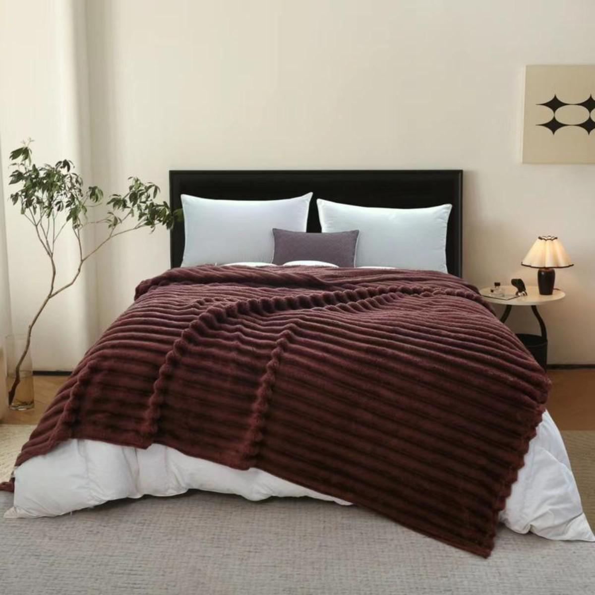 Плед Koloco Королівський шарпей двоспальний 6х180х200 см Темно-коричневий (40215) - фото 1 Плед Koloco Королівський шарпей двоспальний 6х180х200 см Темно-коричневий (40215) - фото 1