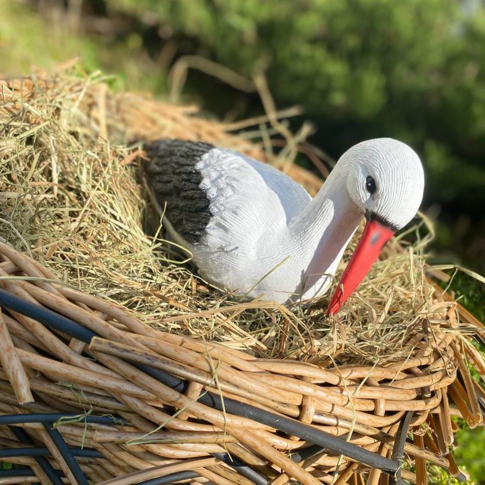 Садова фігура Лелеченя з опущеним клювом у гнізді з ротангу d 45 см 19x11x30 см - фото 2 Садова фігура Лелеченя з опущеним клювом у гнізді з ротангу d 45 см 19x11x30 см - фото 2