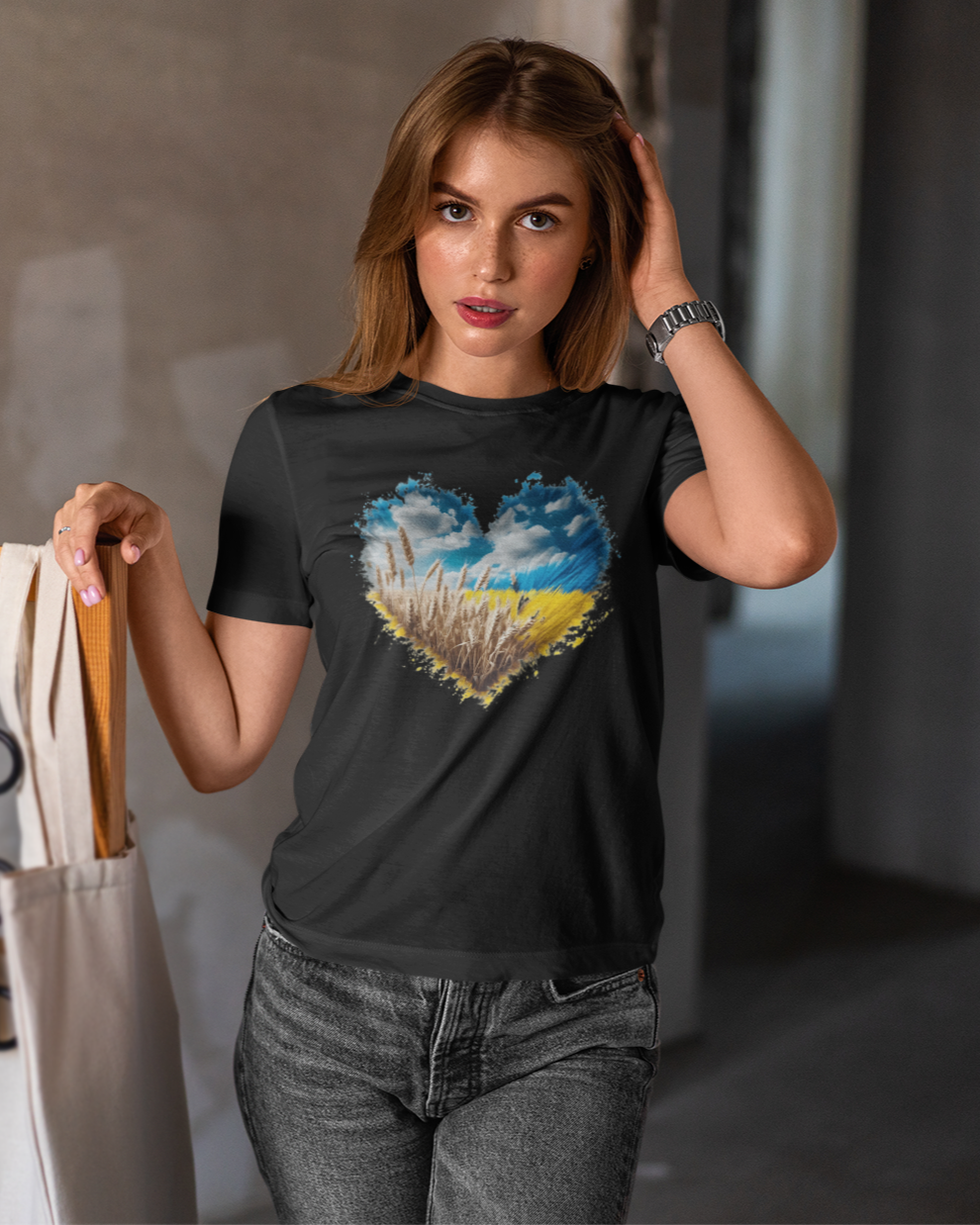 Футболка женская Mishe 21100004 патриотическая с сердцем XL Черный (21100004_15) - фото 3 Футболка женская Mishe 21100004 патриотическая с сердцем XL Черный (21100004_15) - фото 3