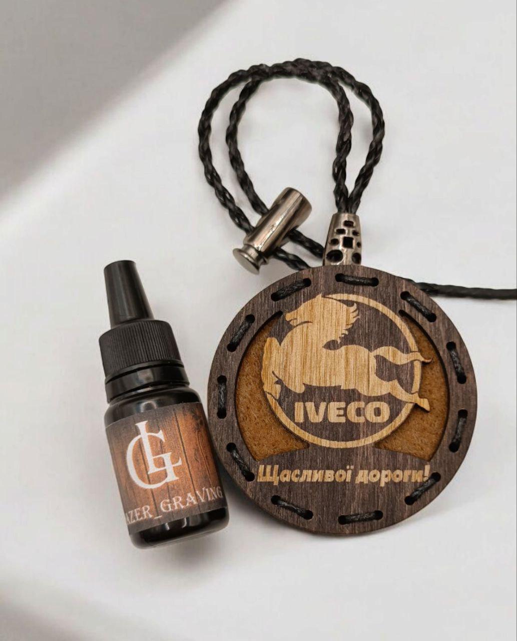 Ароматизатор для авто Iveco многоразовый из дерева/войлока и аромапарфюм 10 мл в подарочной коробке (115) - фото 7