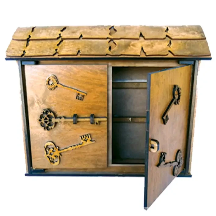 Ключница настенная Домик с элементами декора из дерева на 6 крючков двустворчатая закрытая