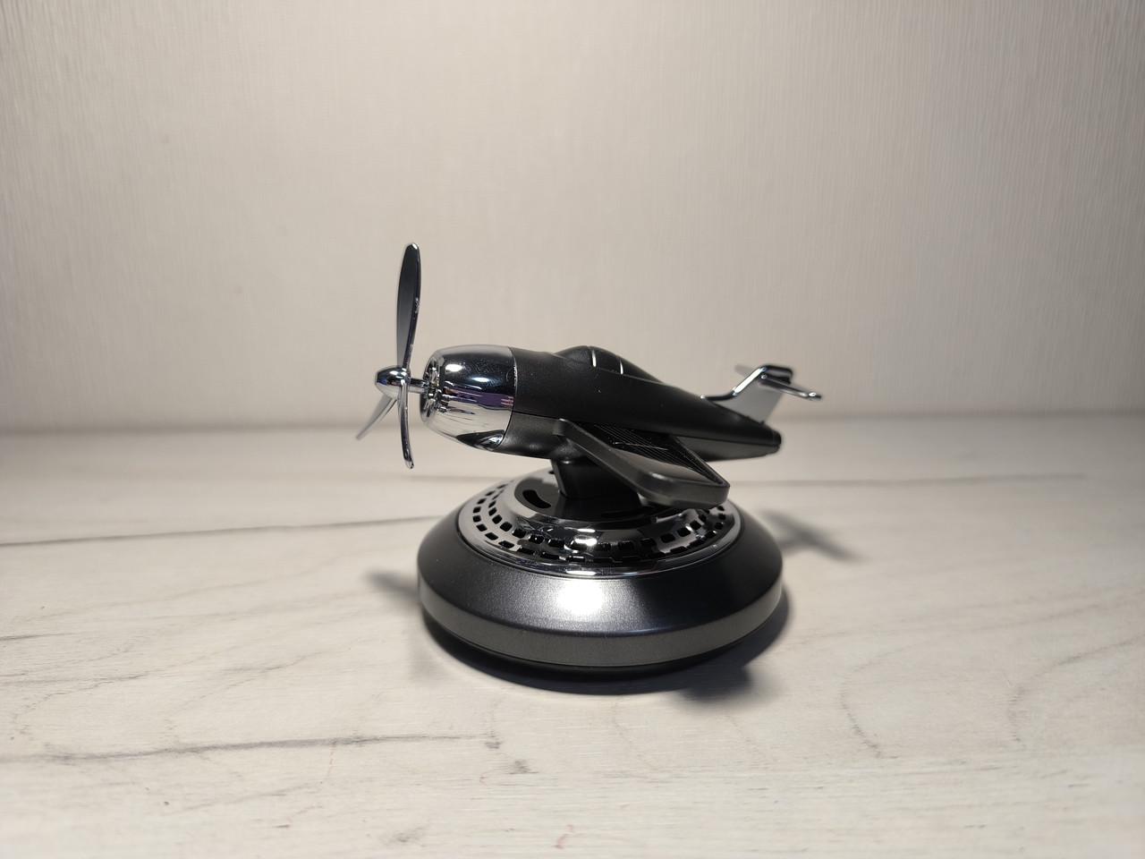 Ароматизатор на торпеду салона автомобиля