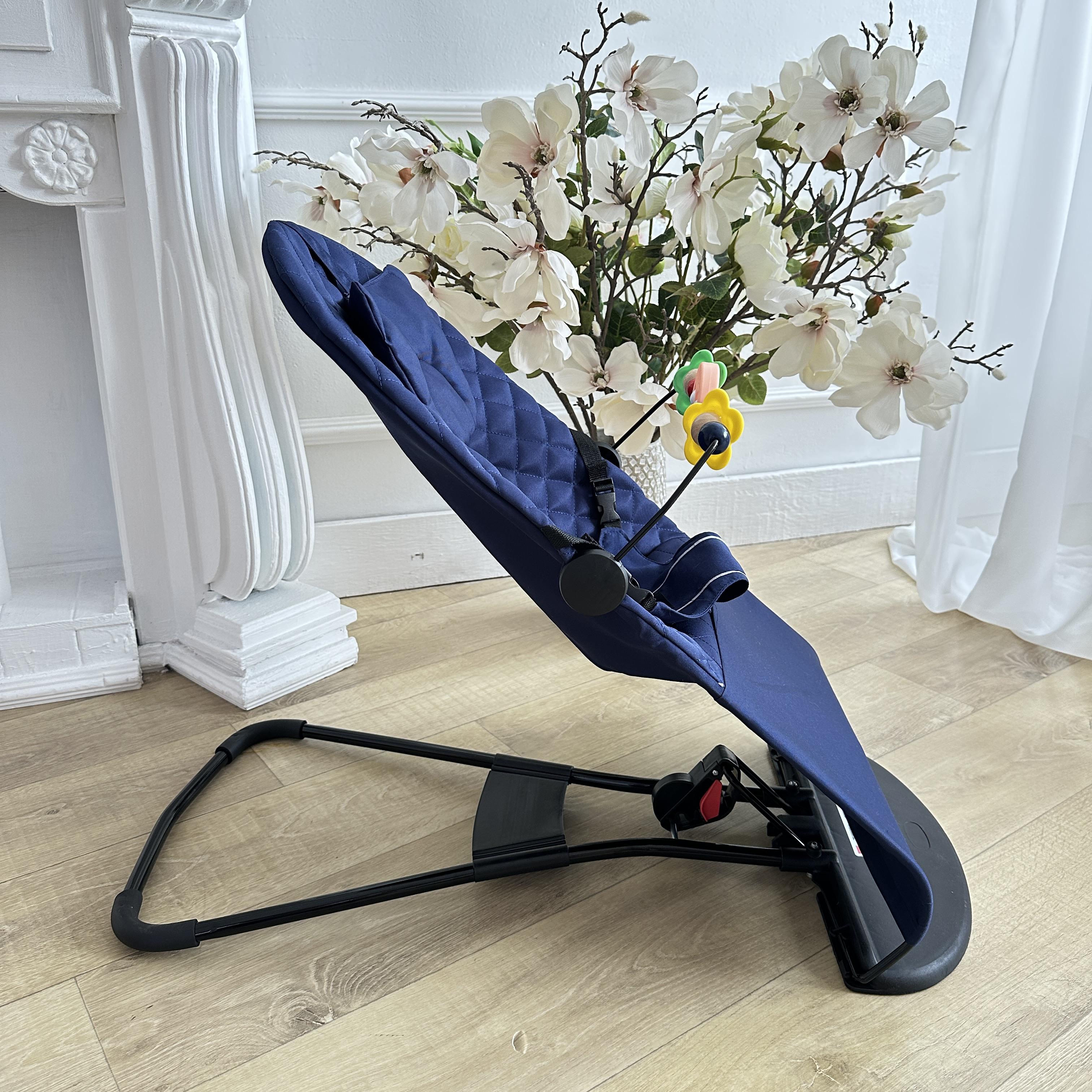 Шезлонг детский укачивающий центр с подушкой и дугой для новорожденных детей Темно-синий - фото 2