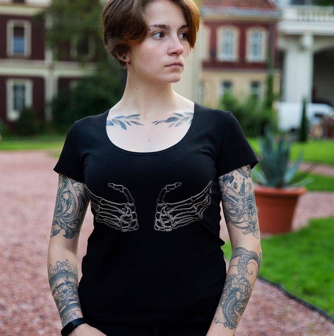 Футболка з вишивкою BATIAR Руки на погруддя S Чорний