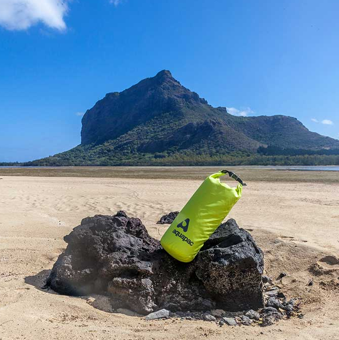 Гермомешок водонепроницаемый AQUAPAC 735 TrailProof Drybag с плечевым ремнем 25 л Acid Green - фото 10