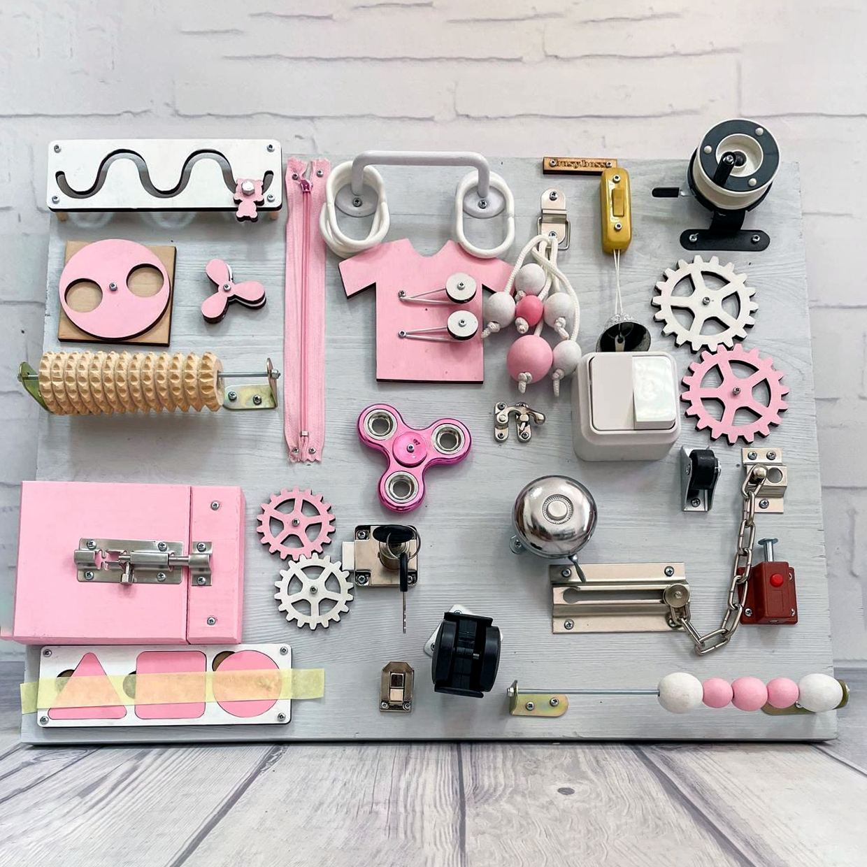 Бизиборд для детей 25 элементов натуральное дерево 50х40 см Серый с розовым