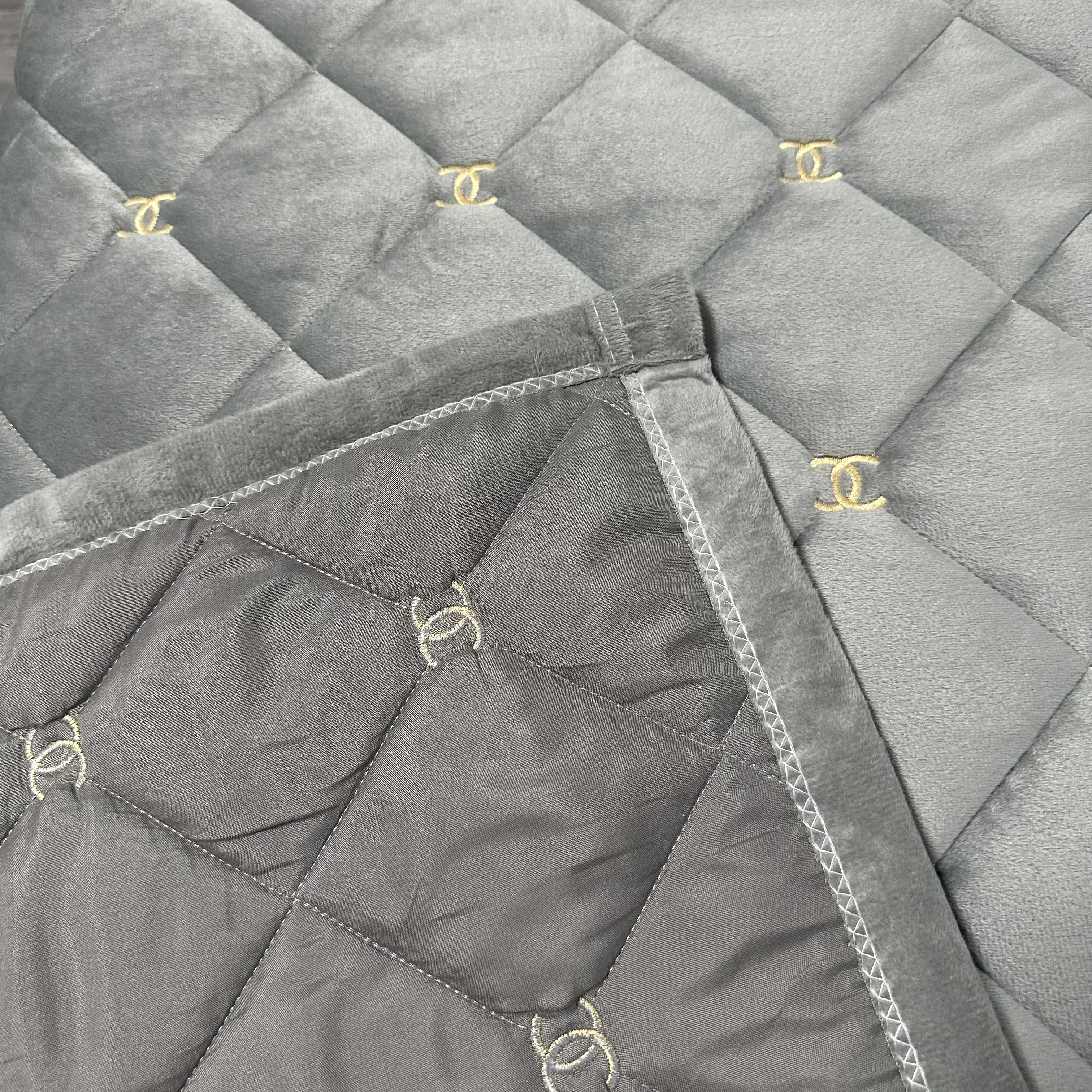 Покривало на ліжко велюрове євро 220x240 см Світло-сірий (28769409) - фото 4 Покривало на ліжко велюрове євро 220x240 см Світло-сірий (28769409) - фото 4