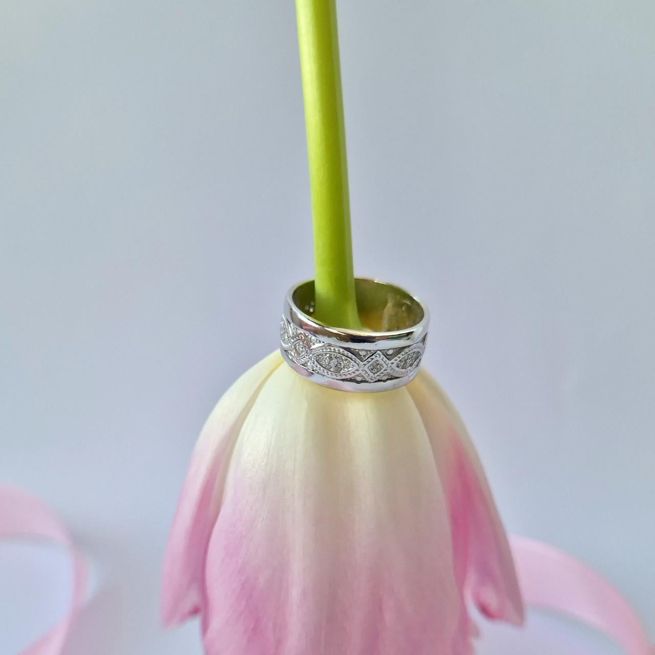 Кольцо широкое с белыми камнями джамала серебро 925 пробы родированное 5,70 г р. 17 (4246р)