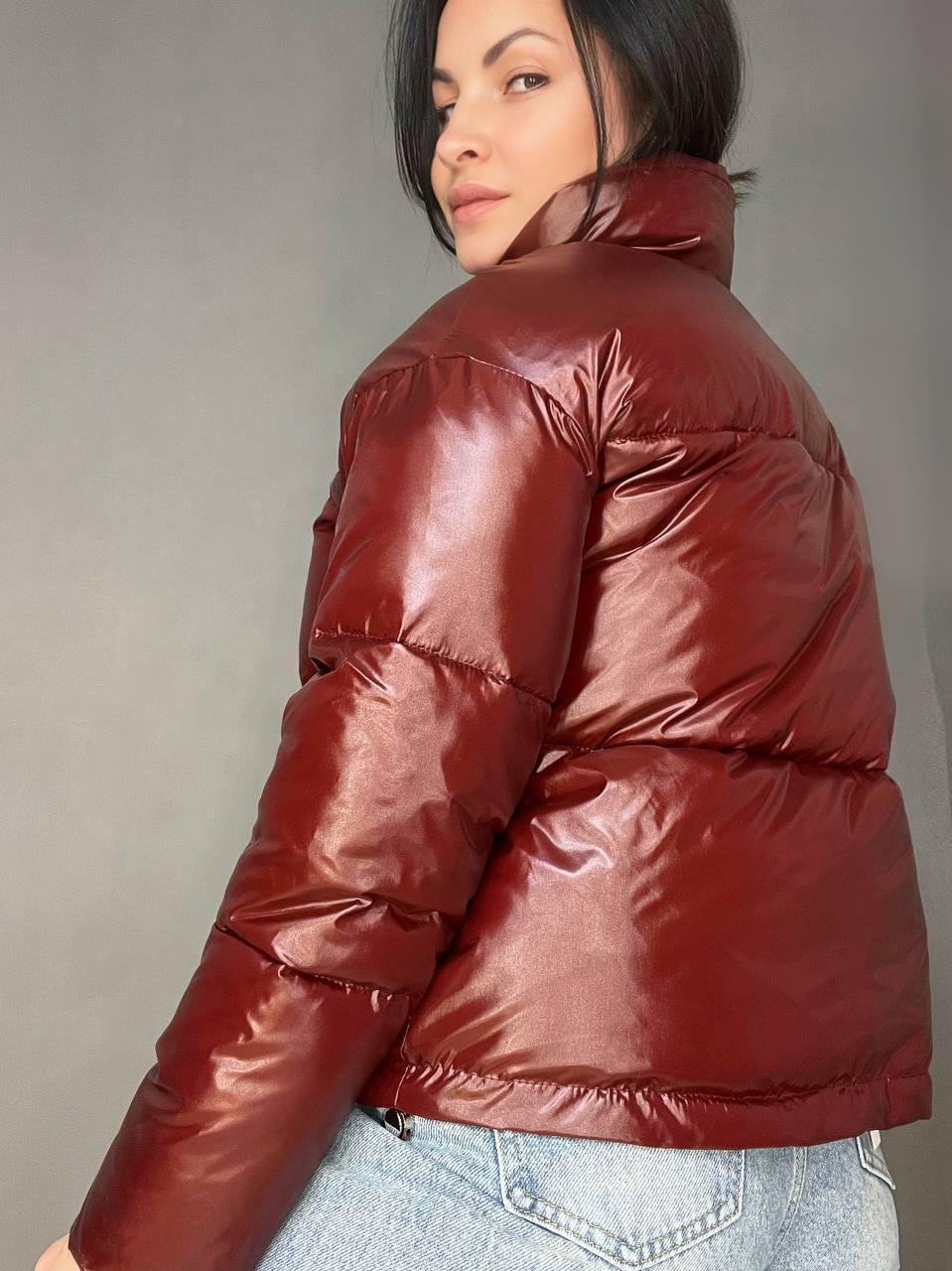 Куртка женская Lady Yep 9073 глянцевая пуффер с карманами без капюшона короткая р. 44 Бордовый (3535) - фото 5