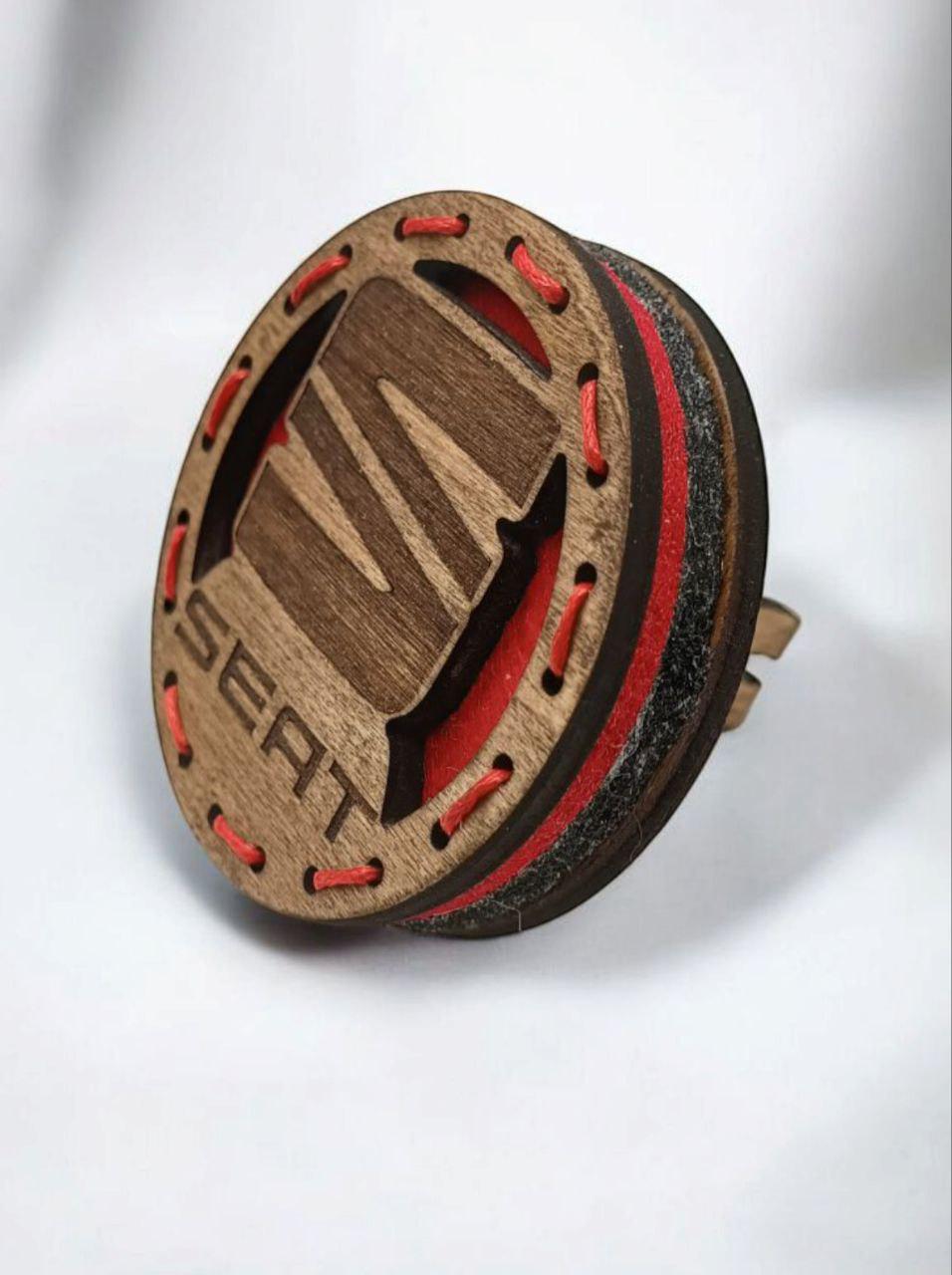 Ароматизатор в дифлектор в подарочной коробке для авто Seat из дерева и войлока с аромапарфюм 5 мл (103) - фото 2 Ароматизатор в дифлектор в подарочной коробке для авто Seat из дерева и войлока с аромапарфюм 5 мл (103) - фото 2