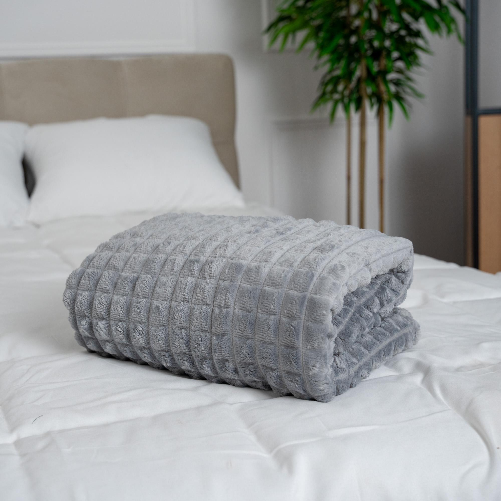 Велюровый плед в квадратик двуспальный Серый (4002) - фото 1 Велюровый плед в квадратик двуспальный Серый (4002) - фото 1