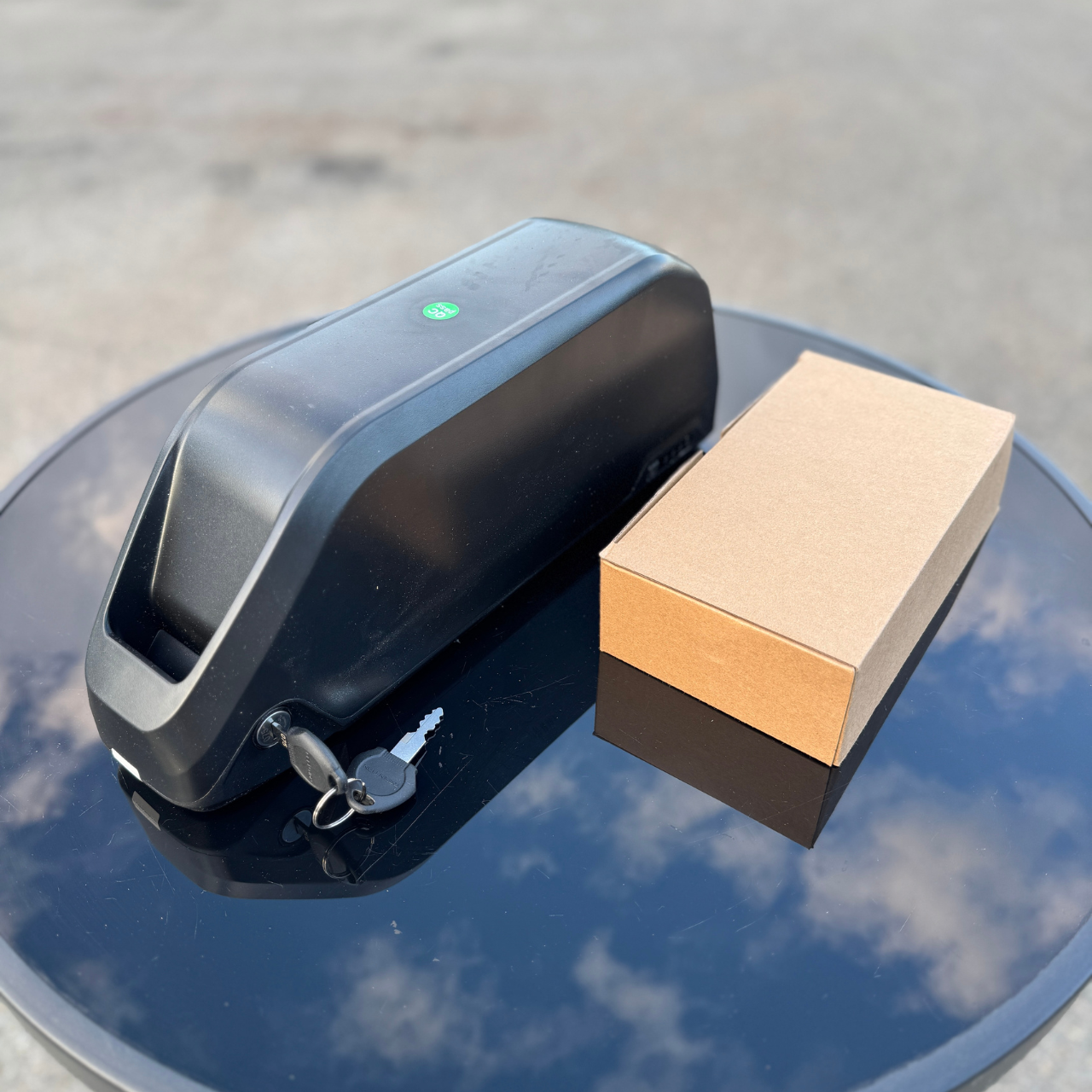 Аккумулятор литиевый с зарядкой Velotrade для электровелосипеда с креплением на раму 48V 12ah