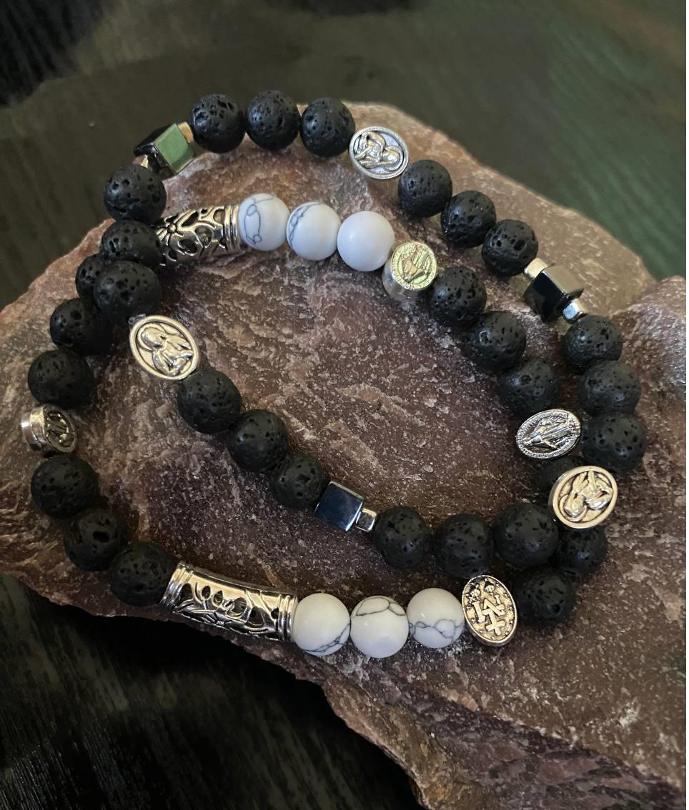 Набор браслетов LITAURS ручной работы из натурального камня говлит вулканический камень и металлическими вставками L 18-21 см 2 шт. (240712-1)