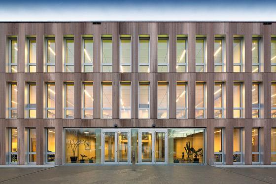 Олія ProfiProtect Wood Special Oil з воском 2,5 л Amber eiche (24644628) - фото 3 Олія ProfiProtect Wood Special Oil з воском 2,5 л Amber eiche (24644628) - фото 3