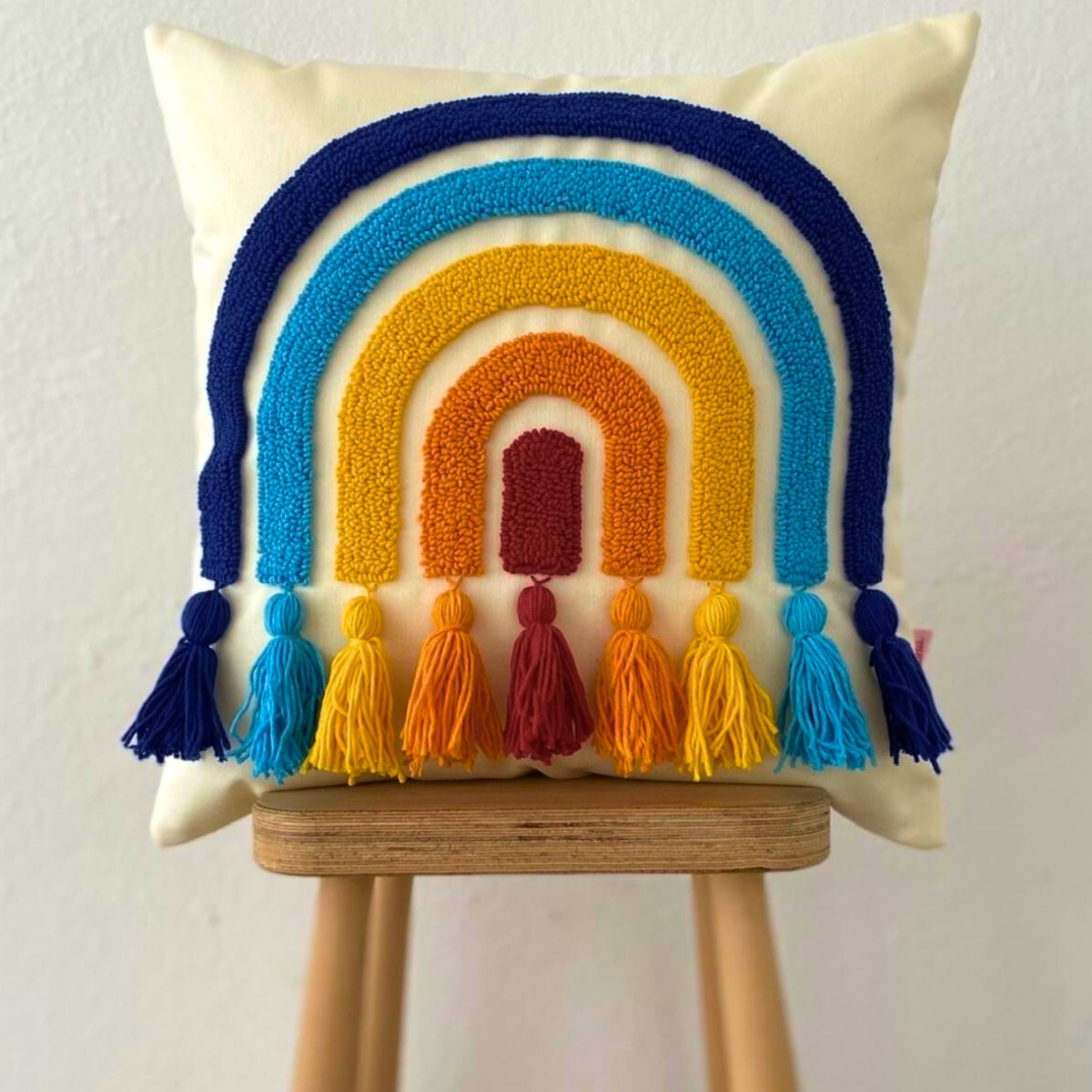 Подушка декоративная хлопок с эффектным объемным узором радуга квадратная с кисточками 45х45 см Белый (60081)