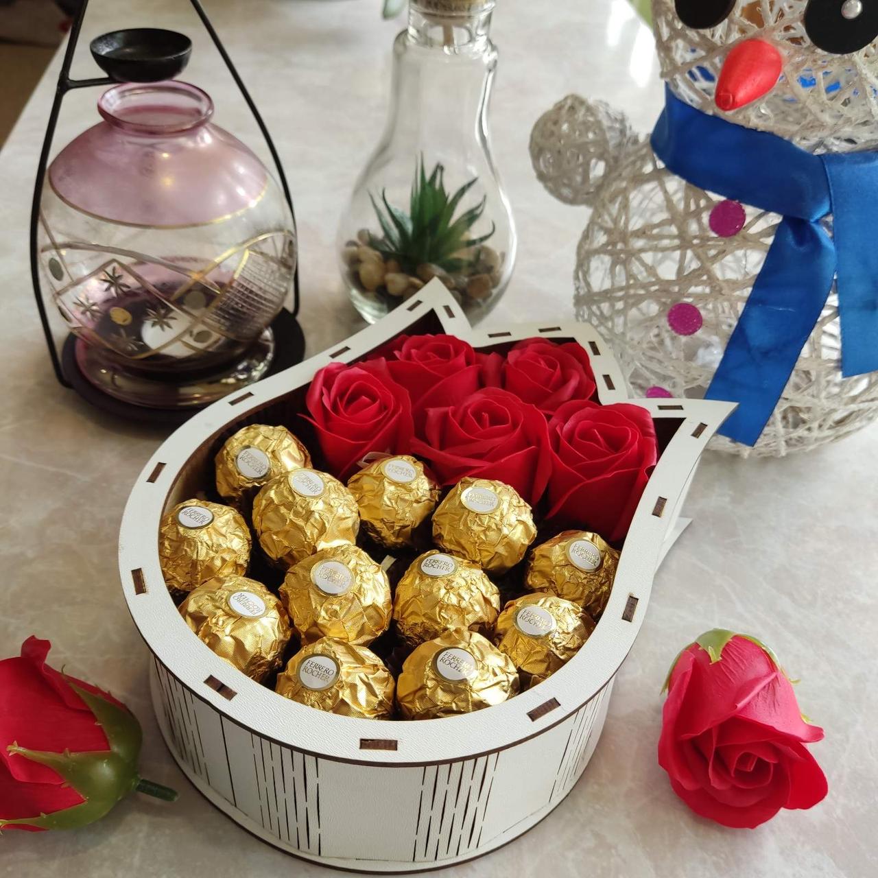 Подарунковий бокс із цукерок Ferrero і троянд для дівчини на 8 березня/день закоханих/день народження (ar40) - фото 6