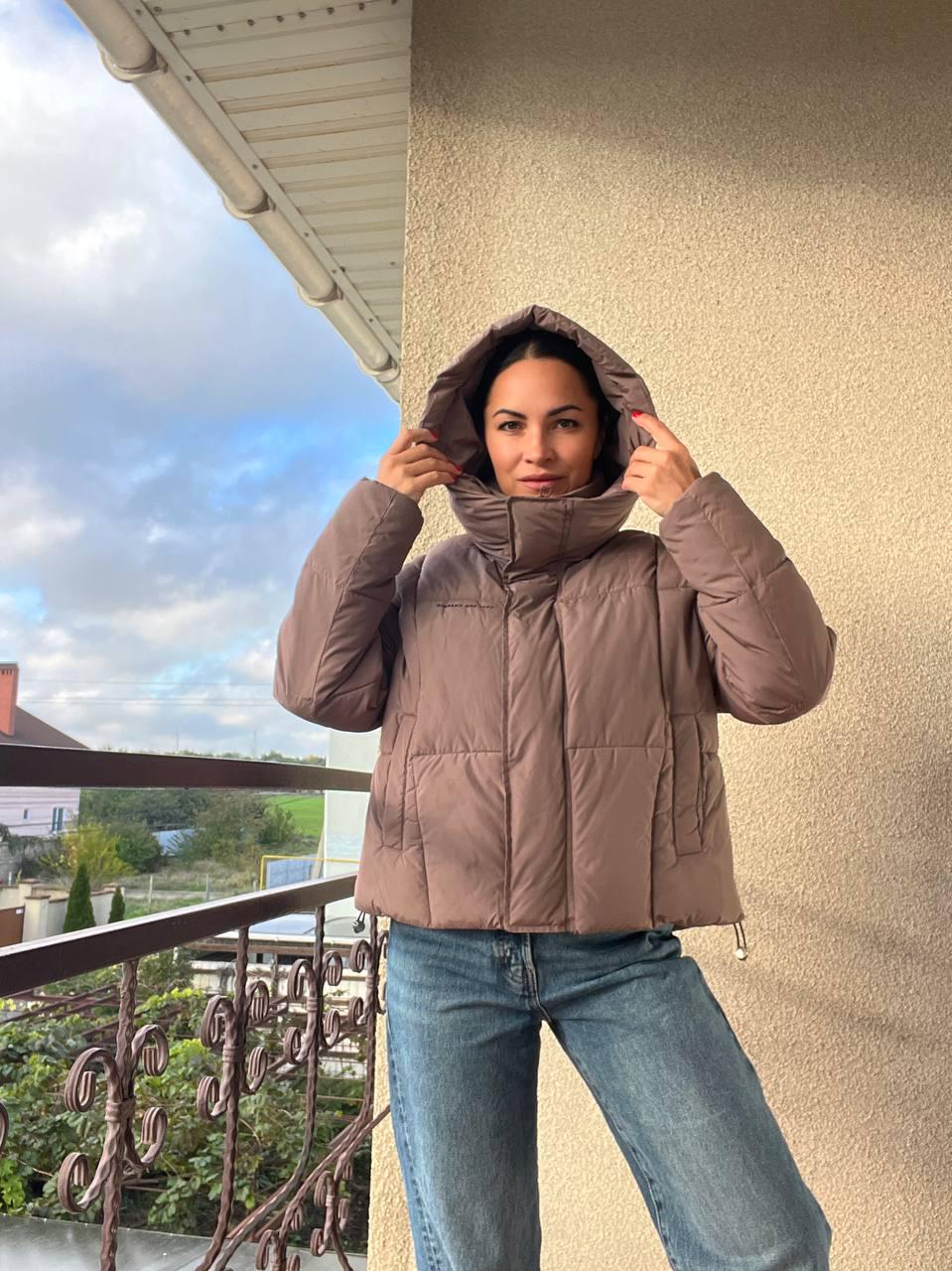 Куртка женская Lady Yep 9068 оверсайз укороченная надпись впереди с капюшоном OS Капучино (2947) - фото 4