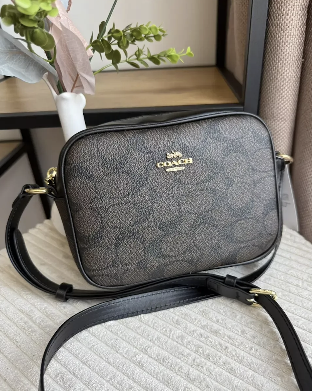 Сумка з натуральної шкіри та канви жіноча Jamie Camera Bag In Signature Canva