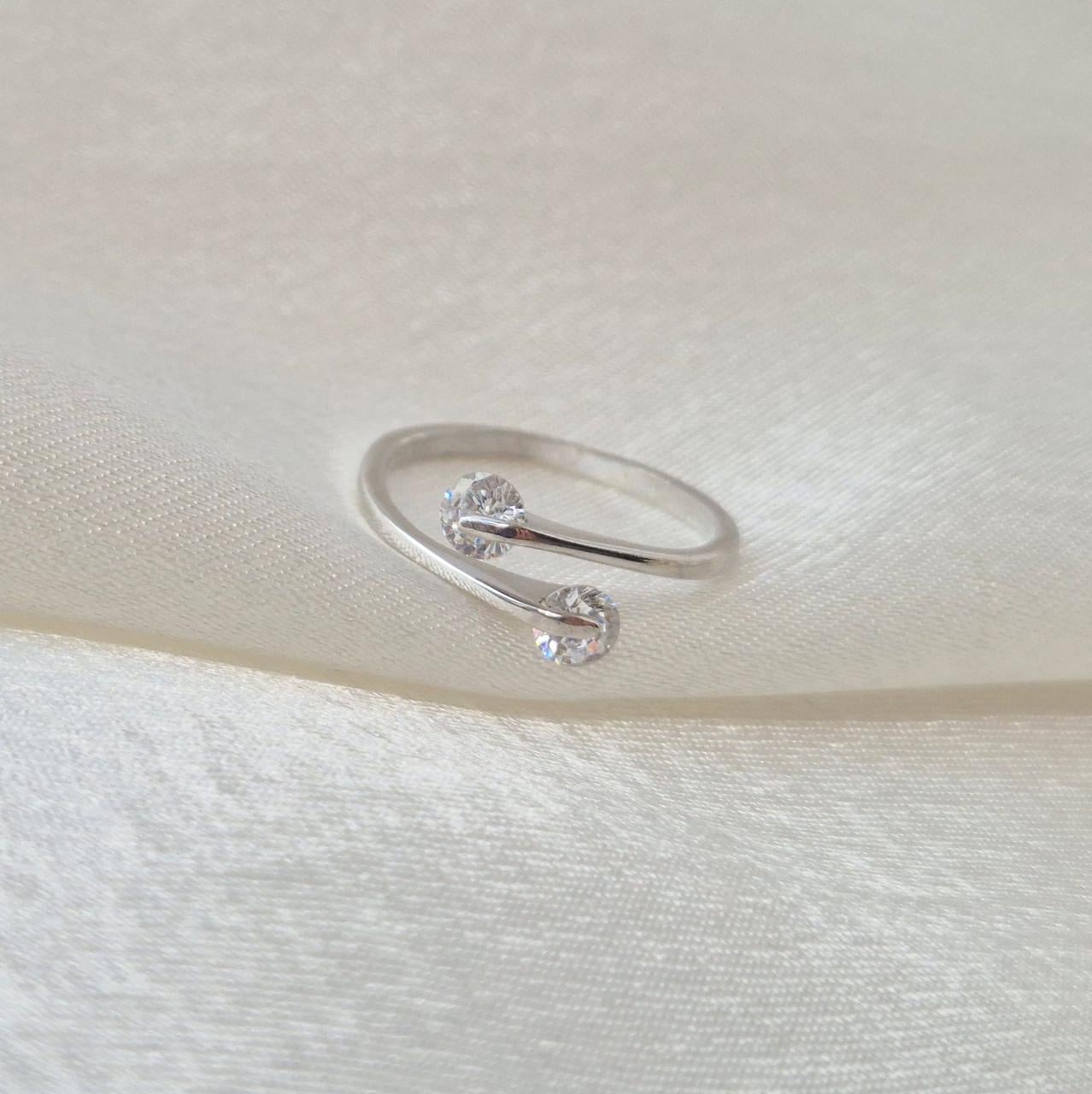 Кольцо с белыми камнями ванесс серебро 925 пробы родированное 1,48 г р. 16 (1068р)