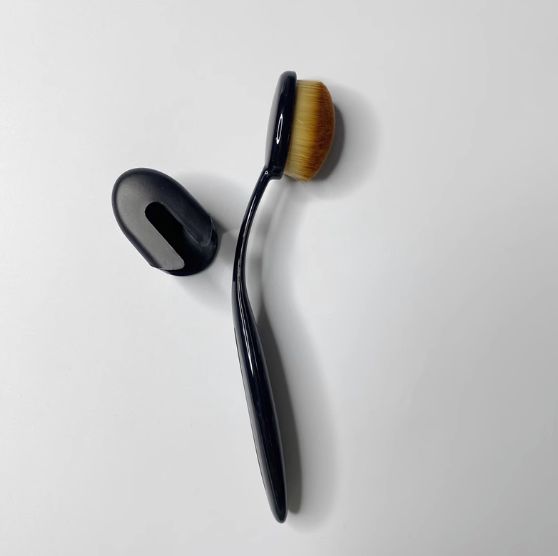 Щітка для тонального засобу овальна з захисним ковпачком (32-23-1322)