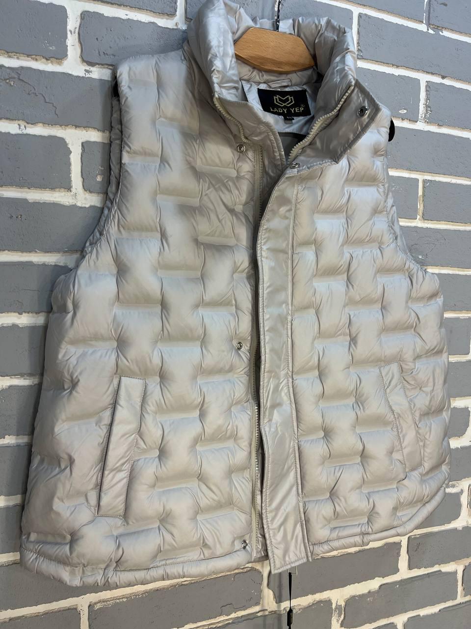Жилет жіночий A-N 8040 стеганий середньої довжини комір стійка аеропух р. 42 Світло-сірий (1695) - фото 3