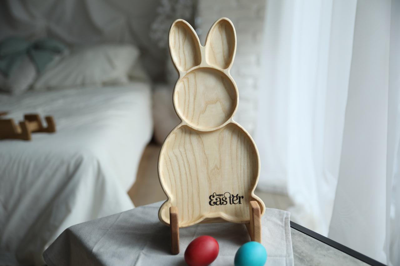 Декор на пасхальный стол менажница ясеневая Пасхальный кролик 18х36х2 см (WDE-12.1)