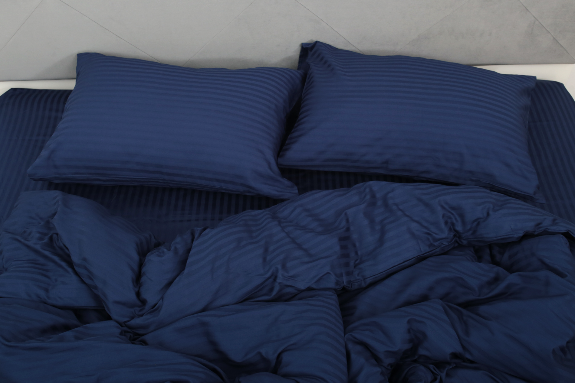 Комплект постельного белья евро Amore darkblue4027 страйп-сатин Темно-синий (KPB-Ae-STLux-darkblue4027 70x70_) - фото 4 Комплект постельного белья евро Amore darkblue4027 страйп-сатин Темно-синий (KPB-Ae-STLux-darkblue4027 70x70_) - фото 4