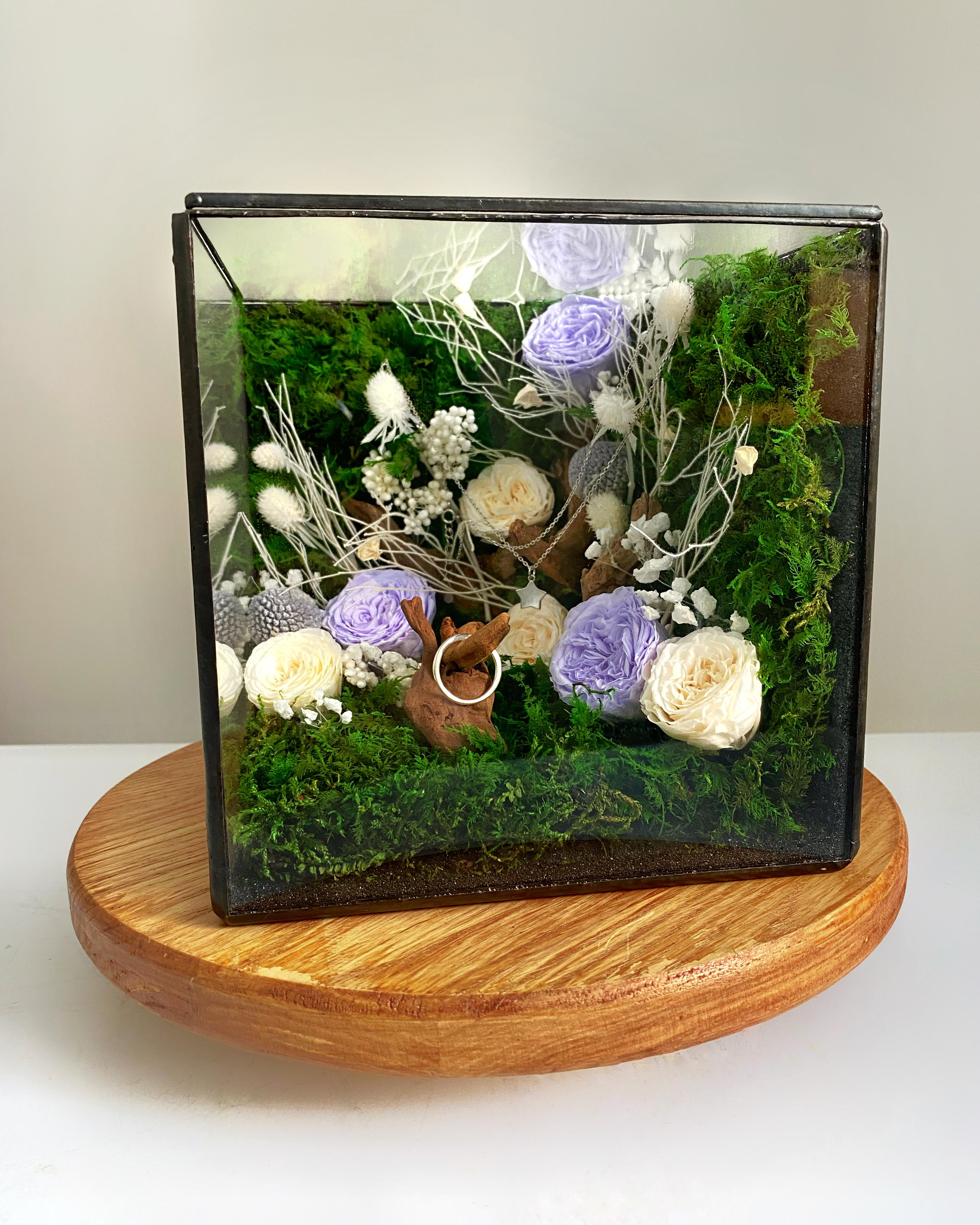 Флораріум у кубі зі стабілізованого моху та рослин ліловий 15х15 см Флораріум у кубі зі стабілізованого моху та рослин ліловий 15х15 см