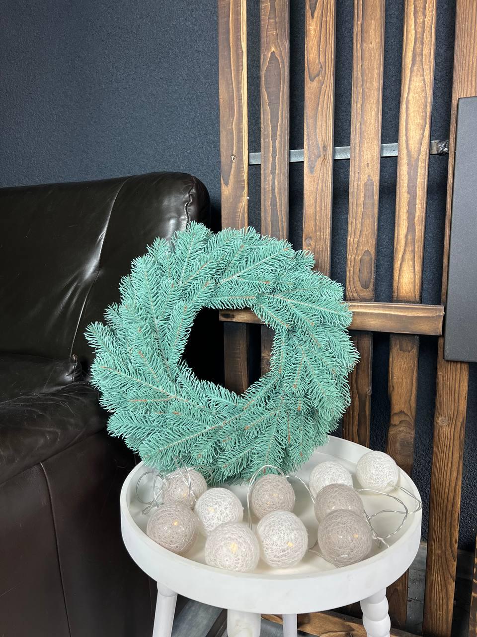 Новорічний вінок Тріумф зі штучної хвої 40 см Блакитний (YA678607) - фото 3 Новорічний вінок Тріумф зі штучної хвої 40 см Блакитний (YA678607) - фото 3