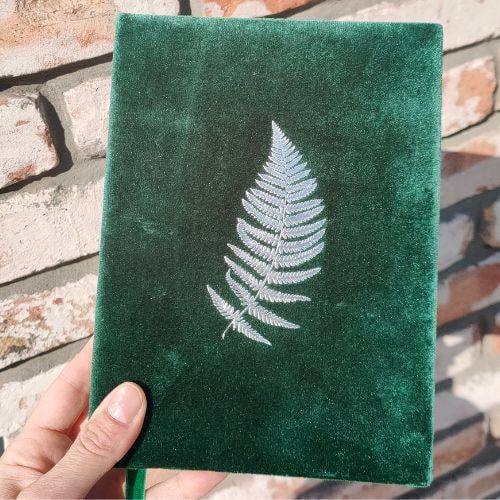Блокнот велюровый в клетку с папоротником с кремовыми листами А5 21x15 см Зеленый (23763398)