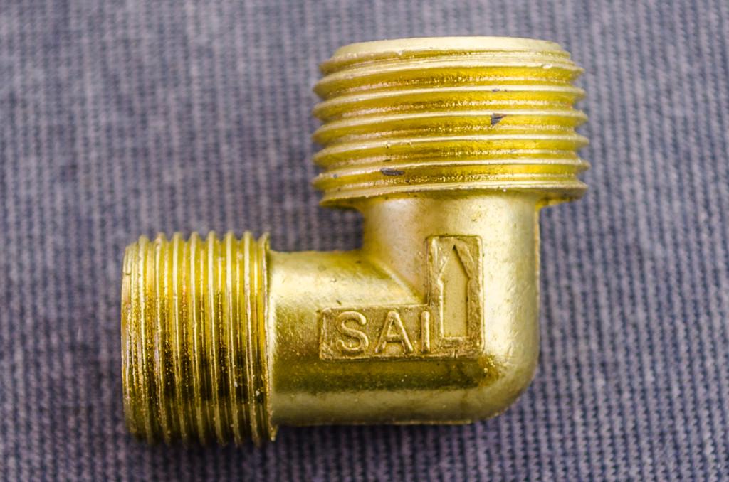 Уголок с резьбой 1/2 и 3/8 для компрессора (2299)