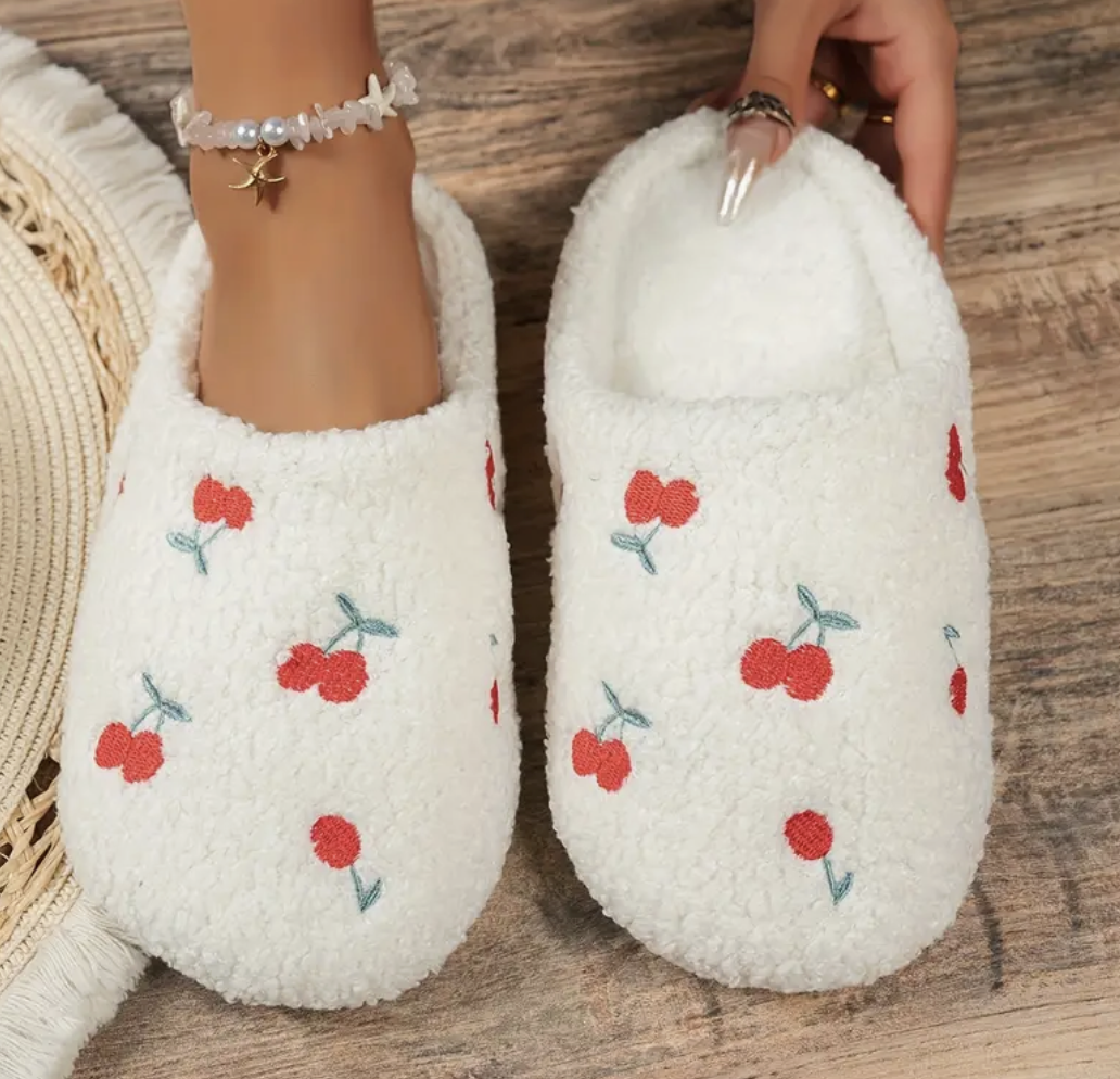 Домашние тапочки женские Вишни плюшевые р. 36 Белый (29868402)
