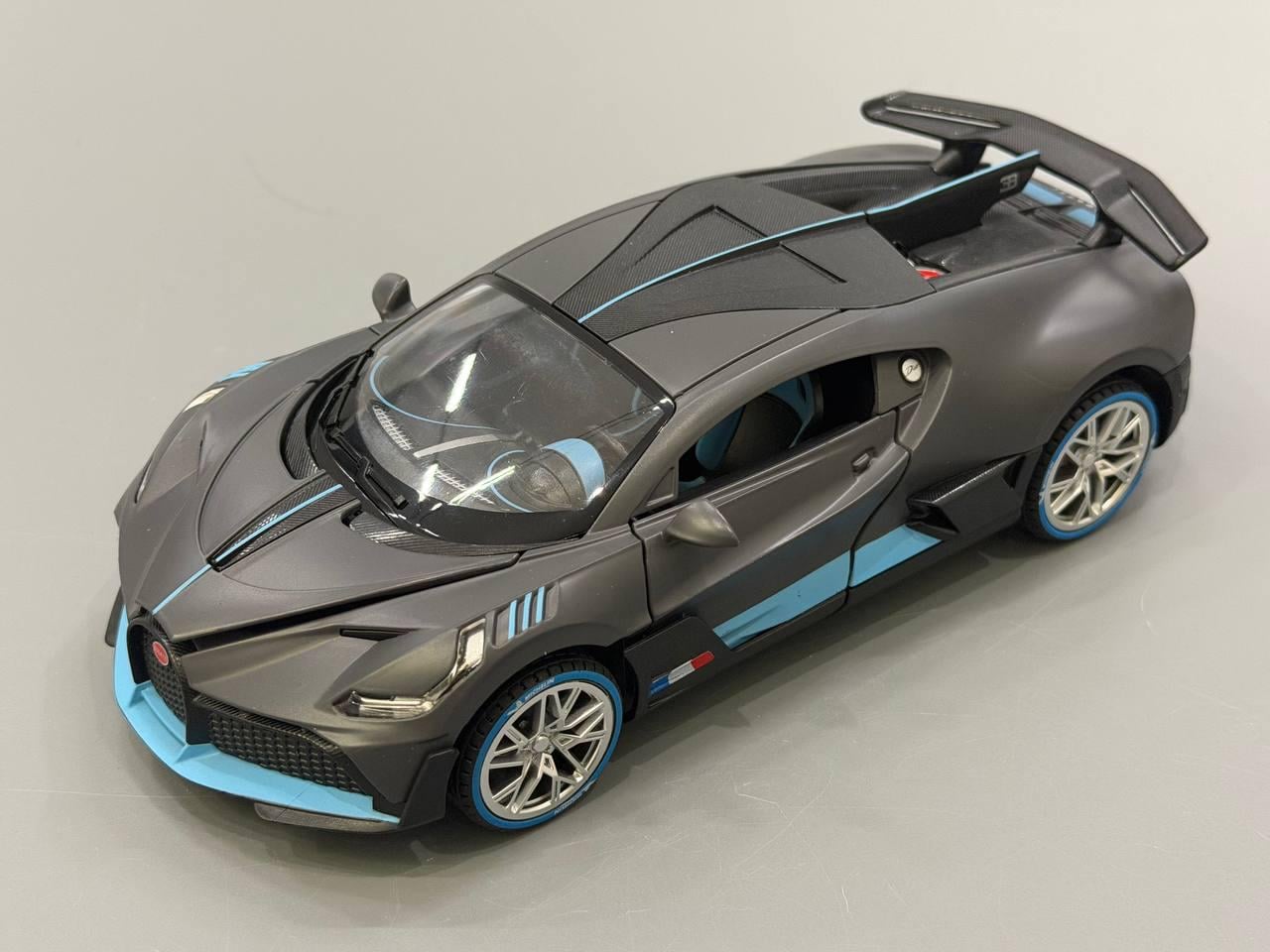 Машина інерційна Автосвіт Bugatti відкриваються двері/капот/звук/світло масштаб 1:22 20,5 см Чорний (AP-1978) Машина інерційна Автосвіт Bugatti відкриваються двері/капот/звук/світло масштаб 1:22 20,5 см Чорний (AP-1978)