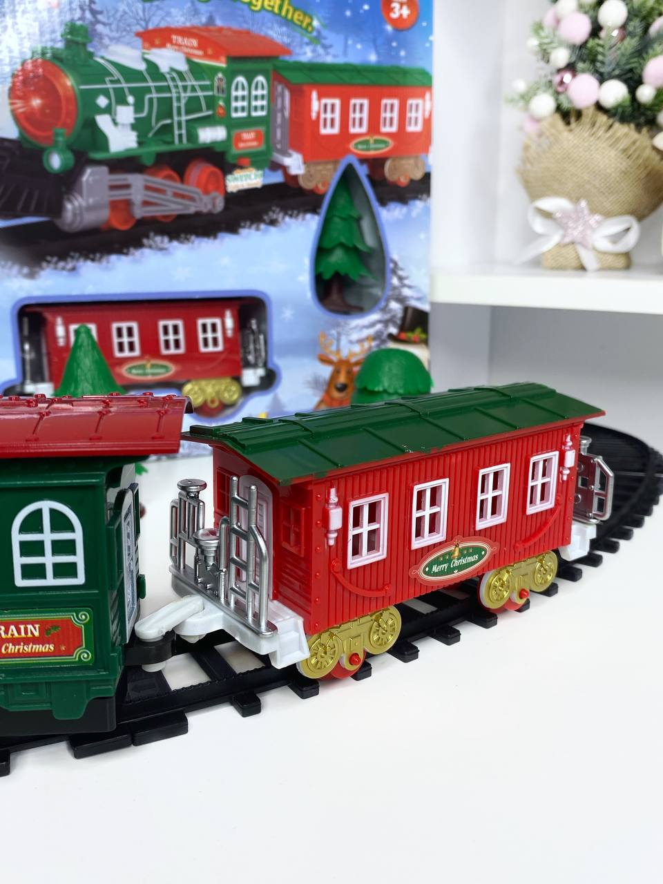 Дитяча залізниця Fun Game JHX6637 Новорічний ЖД локомотив з залізничним полотном до 132 см та вагончиком (2371624267) - фото 3 Дитяча залізниця Fun Game JHX6637 Новорічний ЖД локомотив з залізничним полотном до 132 см та вагончиком (2371624267) - фото 3