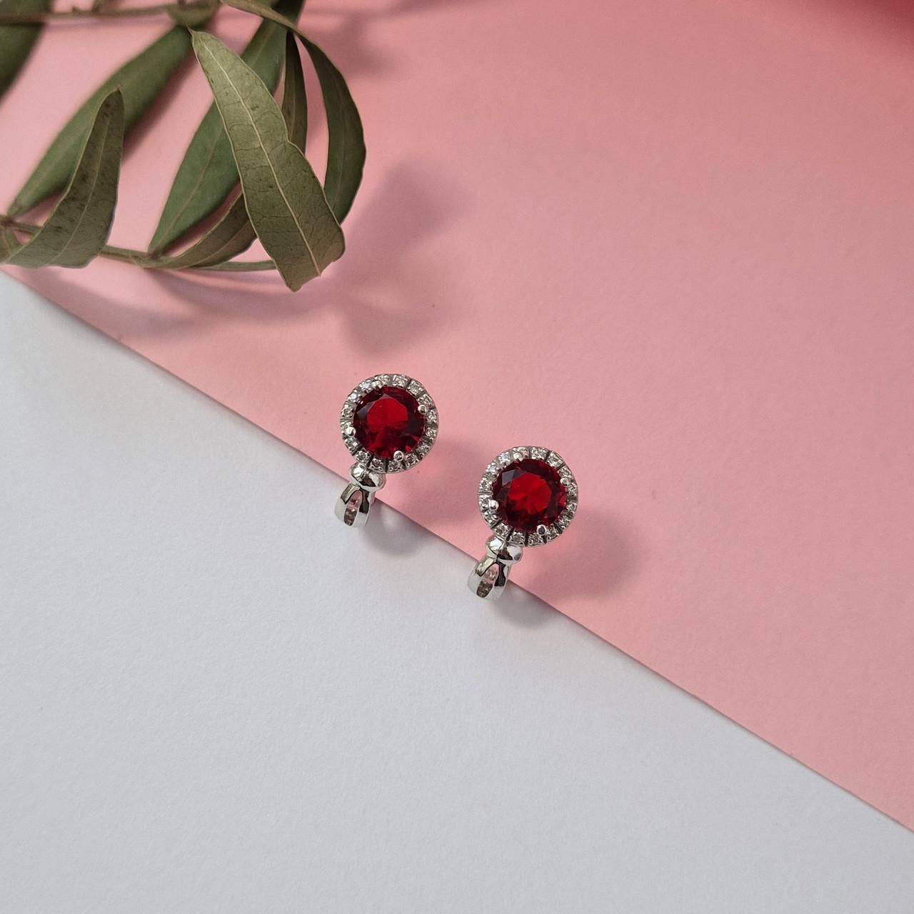 Серьги круг с большим красным камнем серебро 925 пробы родированное 2,00 г (5801р)