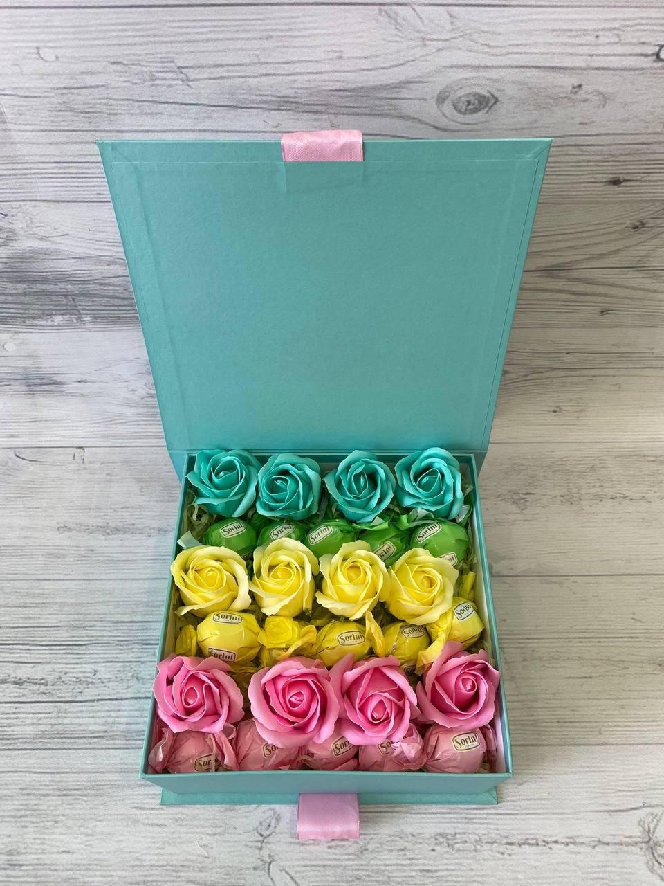 Подарочный набор сладостей Roses and candies