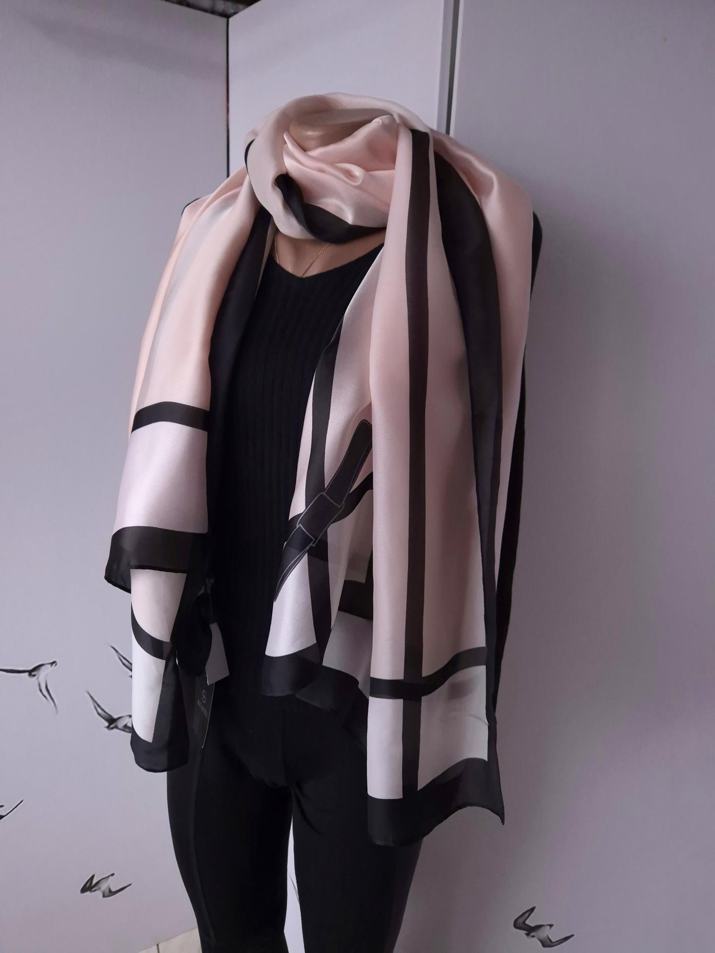 Шарф-палантин жіночий літо-весна-осінь з чорною окантовкою Beauty 176х95 см Пудровий (14126) - фото 8 Шарф-палантин жіночий літо-весна-осінь з чорною окантовкою Beauty 176х95 см Пудровий (14126) - фото 8