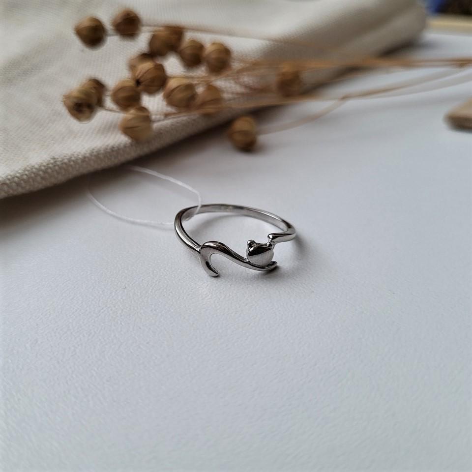 Кольцо серебряное женское каблучка Милая Кошечка без камней покрыто родием 925 проба р. 16 1,20 г (4099р)