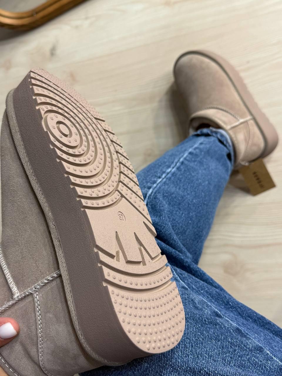 Угги женские Hengji 25-3 натуральная замша короткие на высокой подошве р. 39 Бежевый (5109) - фото 8 Угги женские Hengji 25-3 натуральная замша короткие на высокой подошве р. 39 Бежевый (5109) - фото 8