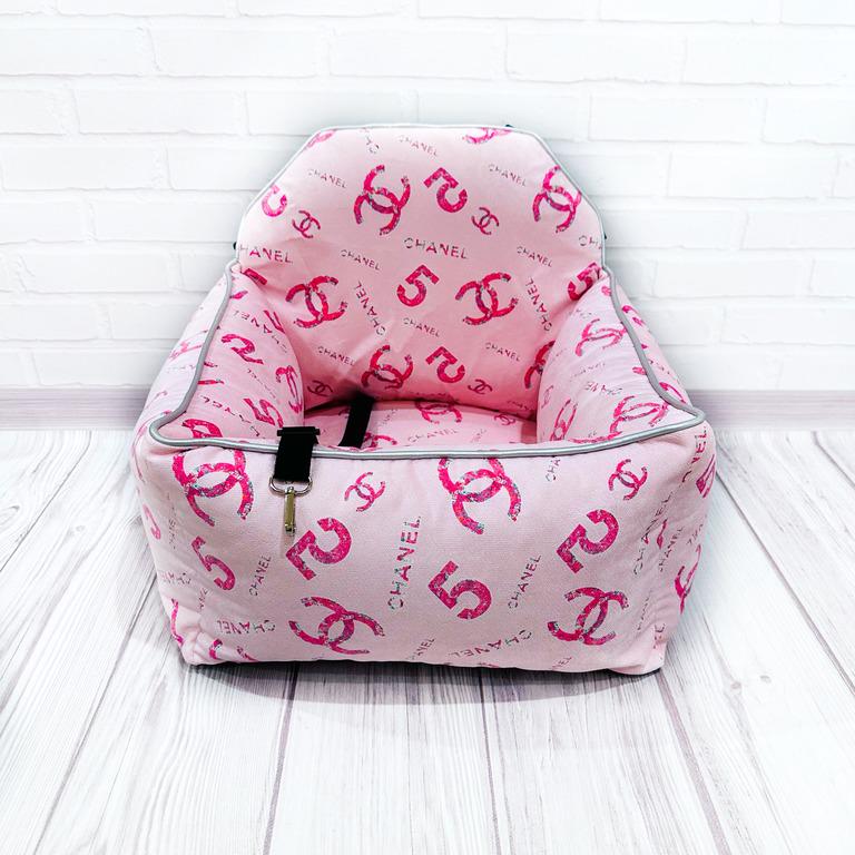 Автокрісло для собак Amore mio Cane Small pink Chanel до 5 кг 50х45х25 см (CS-0026) - фото 3 Автокрісло для собак Amore mio Cane Small pink Chanel до 5 кг 50х45х25 см (CS-0026) - фото 3