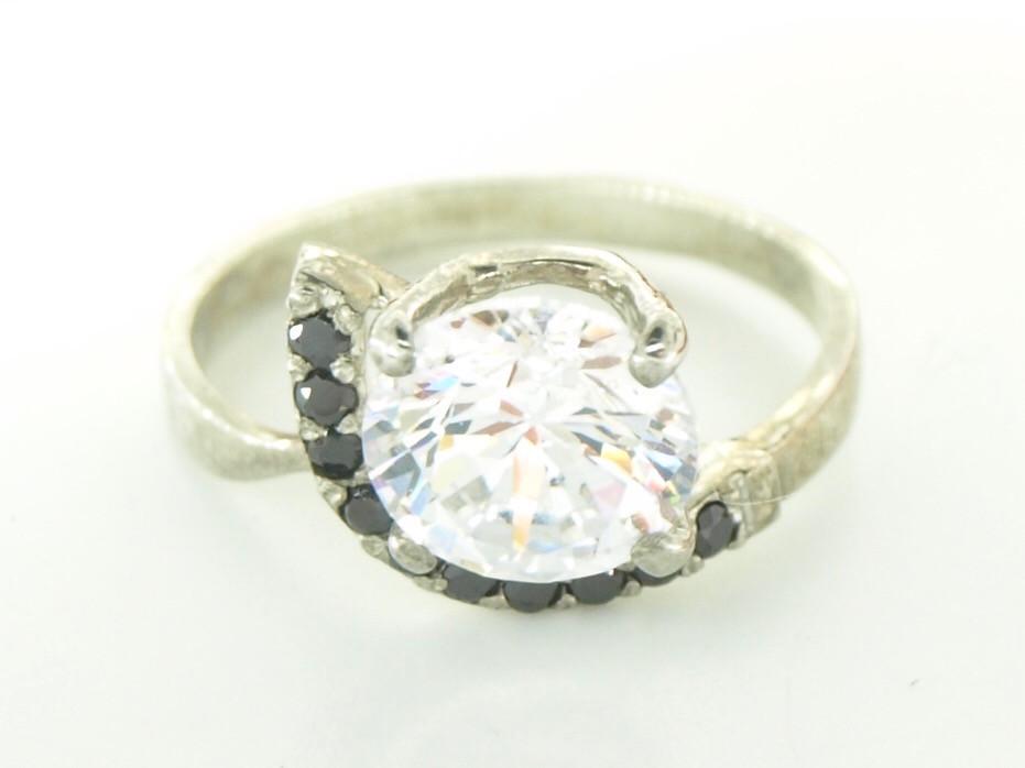 Кольцо из серебра с фианитом р. 16 (2101600263) - фото 5 Кольцо из серебра с фианитом р. 16 (2101600263) - фото 5